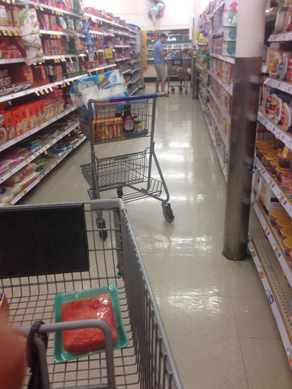 11. Тех, кто бросает тележку в супермаркете так, что она перегораживает весь ряд: