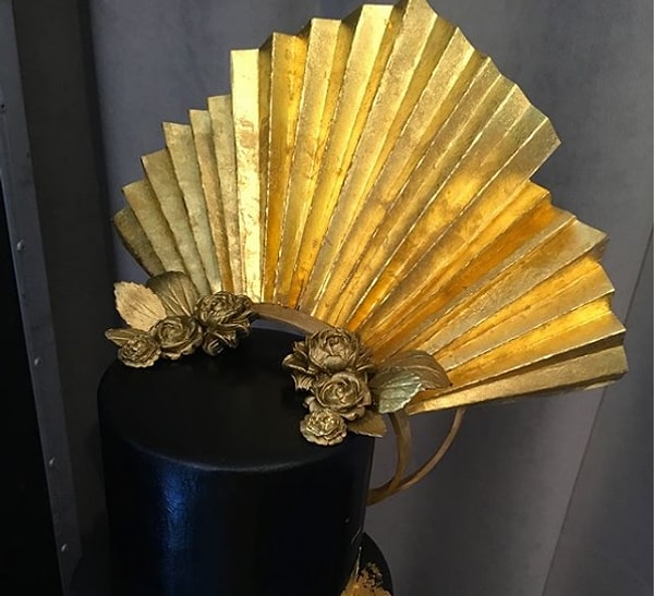 Дерзкий и вызывающий торт был также увенчан золотой короной, похожей на головной убор, в котором певица появилась во время выступления на премии Грэмми 2017 года.