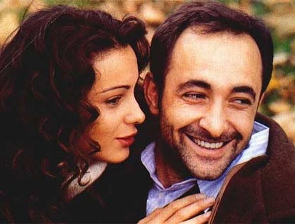 Arzum Onan ve Mehmet Aslantuğ ülkemizin en başarılı isimlerinden olmanın yanı sıra aşklarıyla gözlerinden kalpler de çıkartan bir ikili! 😍