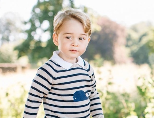 1. Напомним, что 7 сентября 4-летний принц Кембриджский Джордж пошёл в школу. Учебное заведение выбирала сама королева, так как Кейт Миддлтон изначально была против чего-то элитного, желая, чтобы её сын учился в обычной школе, но... Тут решает не одна герцогиня!