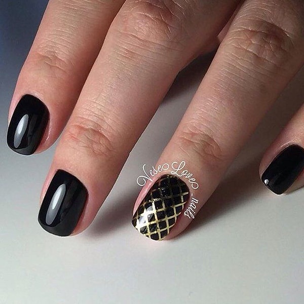 Строгий маникюр с золотым акцентом!