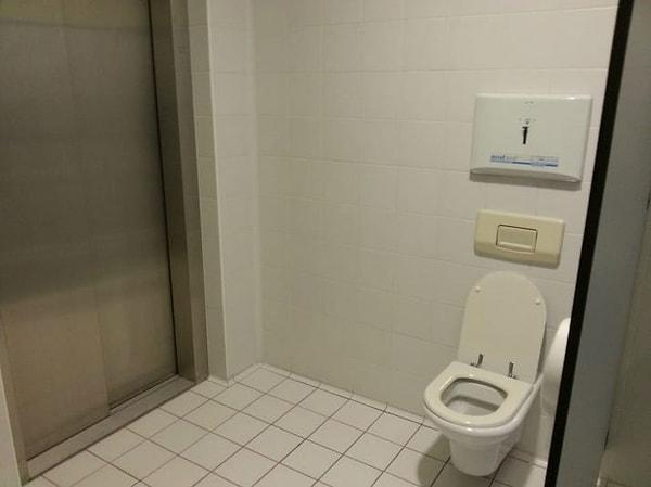 9. Nedeni bilinmez tuvaletteki bu asansör kapısı.