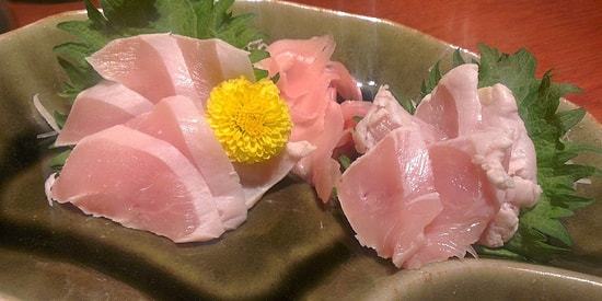 Куриные сашими: Народ интересуется, насколько безопасно есть сырую курицу?