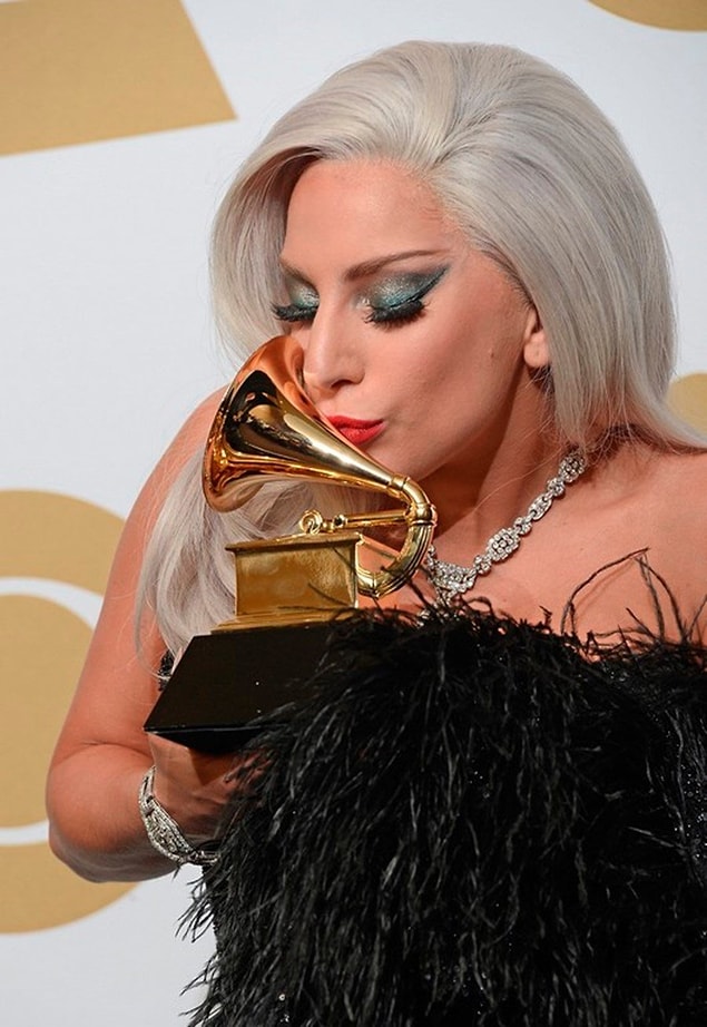 Geçen sene grammy sahnesinde Metallica ile yaptığı şov akıllardan silinemeyecek kadar enerji doluydu. Umarız tüm enerjisiyle Lady Gaga müzik dünyasından çok fazla uzak kalmadan sağlıklı bir şekilde sahnelere geri döner.