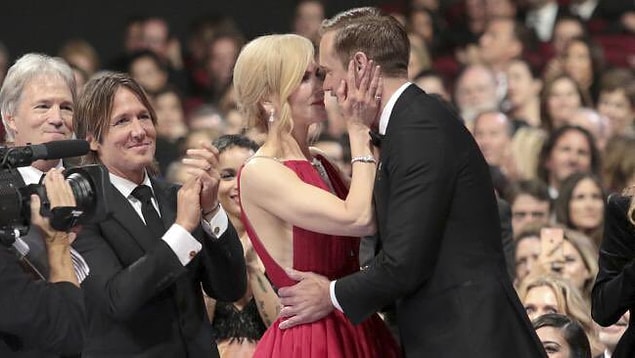 15. Gecenin diğer bir konuşulan anı ise büyük yıldızın rol arkadaşı Alexander Skarsgard'a verdiği öpücük oldu ancak...