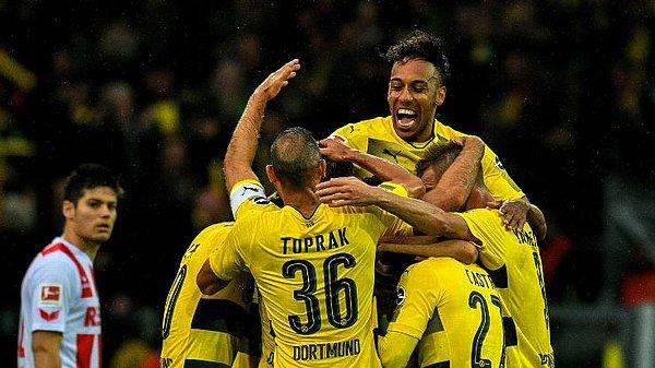 Lider Borussia Dortmund farklı yendi