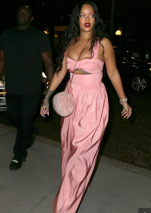 3. Rihanna'yı bir de sokakta görüyoruz! Kız arkadaşları ile eğlenmeye çıkarken üstüne pembe bir tulum giydi.