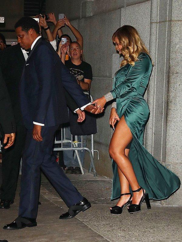 2. Rihanna'nın Diamond Ball'unda Beyonce de vardı. Hem de oldukça uygun fiyatlı bir elbise ile!