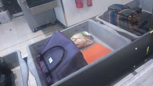 1. Охлажденная сырая курица, пытающаяся пройти контроль в аэропорту