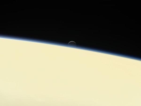 Satürn'ün kuzey yarımküresinden kabuğunun altında sıcak bir okyanus barındıran uydusu Enceladus görüntülenmiş.