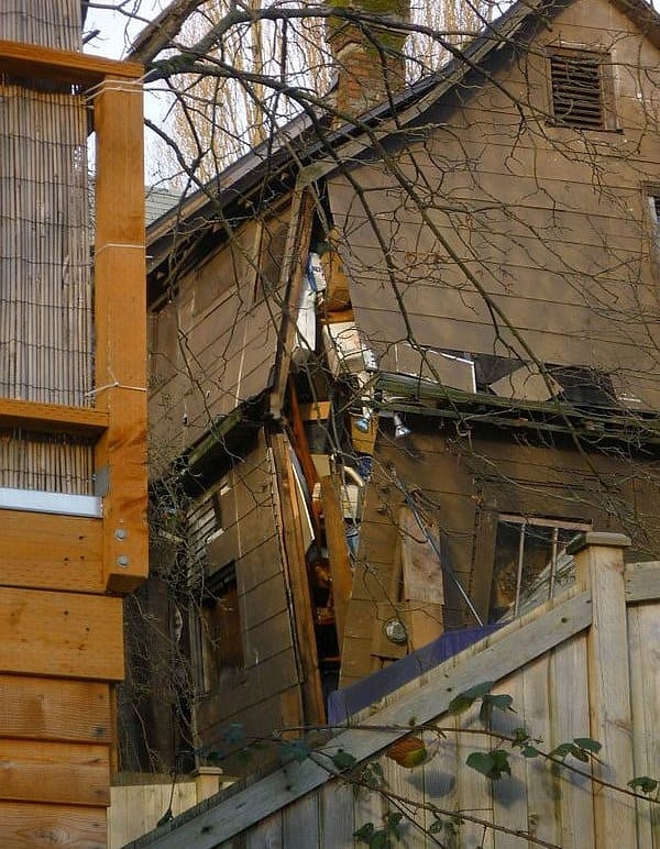 13. Этот дом трещит по швам. Буквально