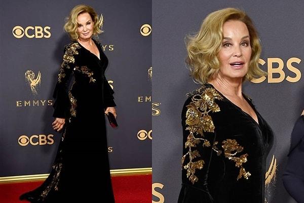 1. Bu yılın Emmy Ödülleri törenine damgasını işlemeli kadife elbisesiyle kusursuz bir şıklık yakalayan Jessica Lange vurdu kuşkusuz!