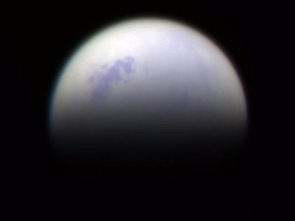 Titan'ın filtrelenmiş bu fotoğrafıysa uydunun kuzeyinde bulunan bir gölün görüntüsünü açıkça göstermiş.