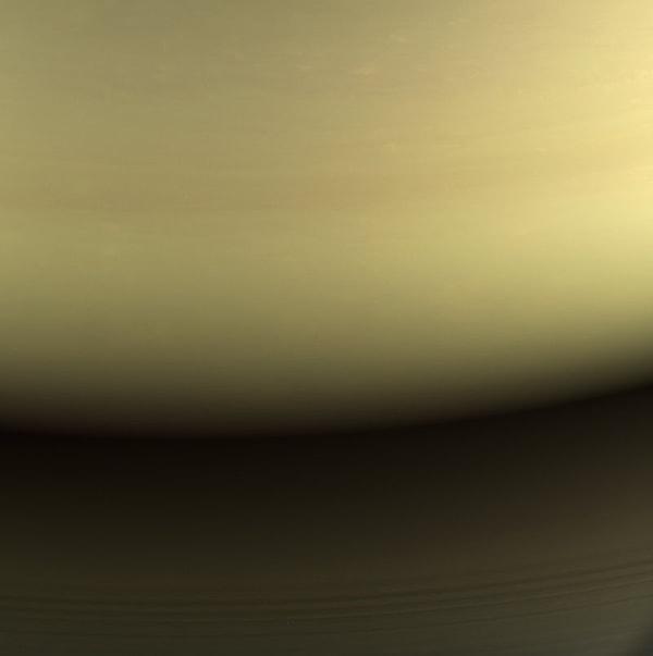 Pek belli olmasa da bu Cassini'den gelen son Satürn fotoğrafı. Ölümüne doğru giderken gezegenin üzerinde dalış yaptığı bölgeyi göstermiş.