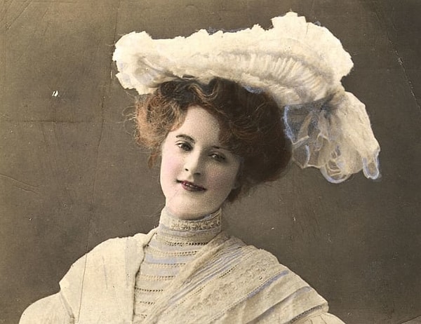 9. Билли Берк, известная по роли Доброй волшебницы из "Волшебника страны Оз", каждый вечер раскачивалась на турнике в дверном проёме. Актриса верила, что это поможет сохранить её молодость.