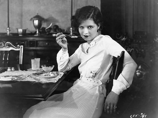 11. Чтобы похудеть, Клара Боу снизила калорийность своего рациона до 500 ккал, а также каталась по полу в узкой одежде...😱