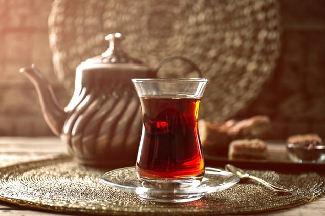 10. İddialısınızdır. Çayı şekersiz içmenin binbir türlü faydasını anlatır durursunuz.