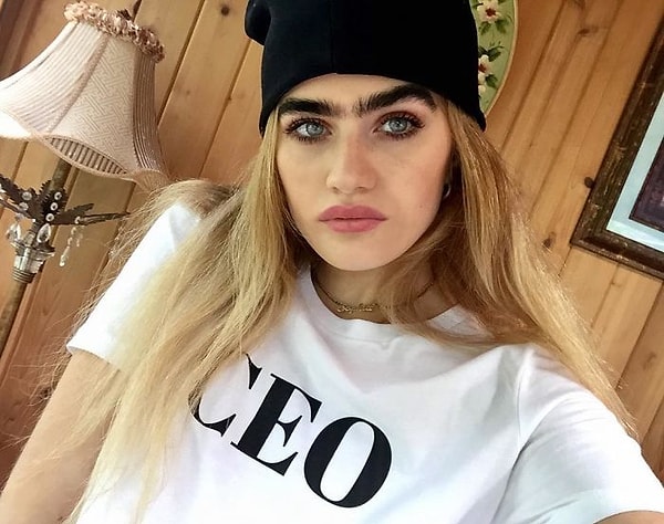 8. Интересно, что такие густые брови София унаследовала от мамы.