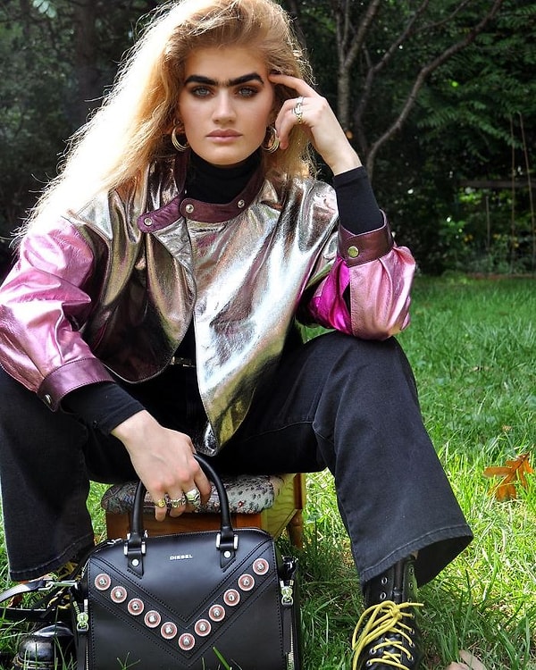 13. Главный секрет бровей Софии - касторовое масло. Да-да, всё до жути просто: модель каждый вечер наносит на брови касторовое масло и убеждена, что оно действительно работает!