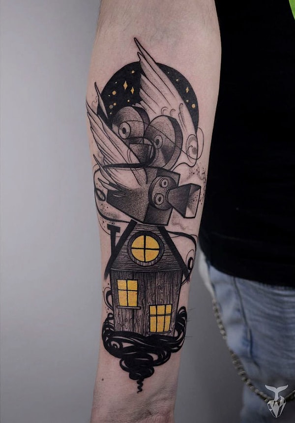 8. Тот предпочитает создавать татуировки в стиле "ар-нуво", а вдохновение она черпает у самой природы