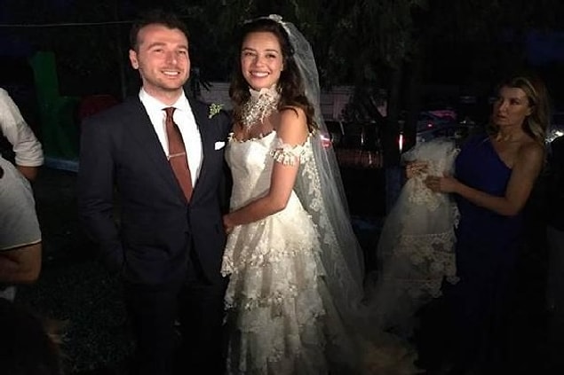 İlk gelinliğinde sadeliği, ikincisinde hareketliliği tercih eden Azra Akın, gelinlikte alışageldiğimizin dışına çıkarak ikinci gelinliğinde kat kat bir model kullandı.