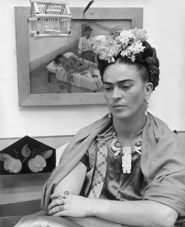 Dış görünüşüyle, duruşuyla ve sanatıyla genel geçer birçok şeye karşı gelmiştir Frida!