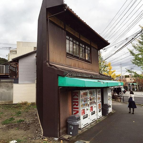 22. Ginkakuji Tapınağı'nın hemen yanındaki gazete satış noktası.