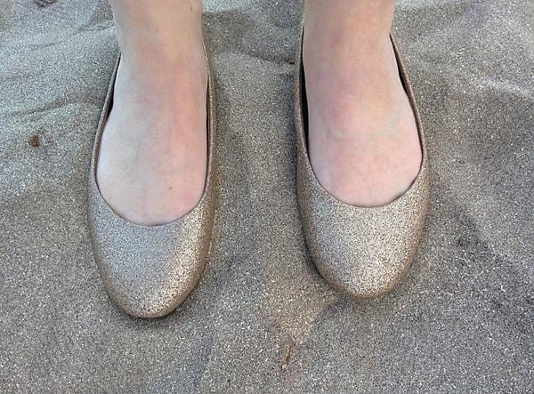 15. Sahilde ayakkabı ile yürürken yalın ayak yürüyormuş gibi görünmek isteyenler için dizayn edilmiş bir ayakkabı.