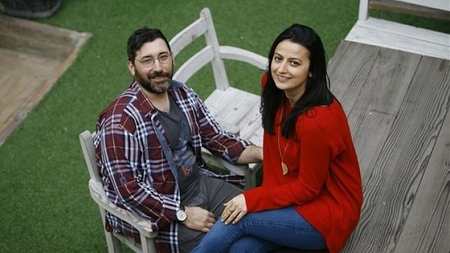 Senaristlerin de Ezel ve Suskunlar gibi en kaliteli işlerin sahibi Pınar Bulut ve Kerem Deren olduğunu öğrenip delirelim...