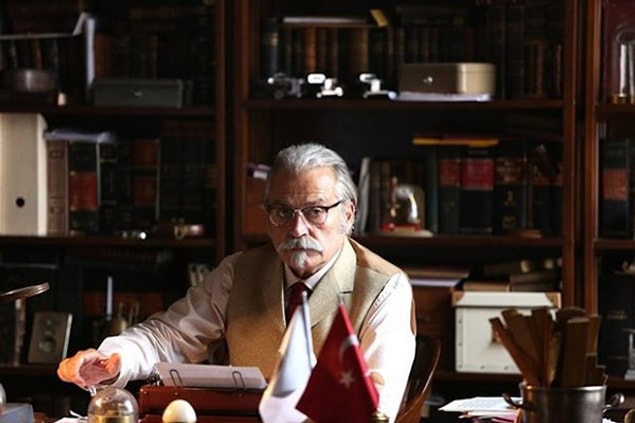 Ensesinde de Sherlock Holmes'a taş çıkartan, başının belası Başkomiser Mehmet Rıza. Haluk Bilginer!