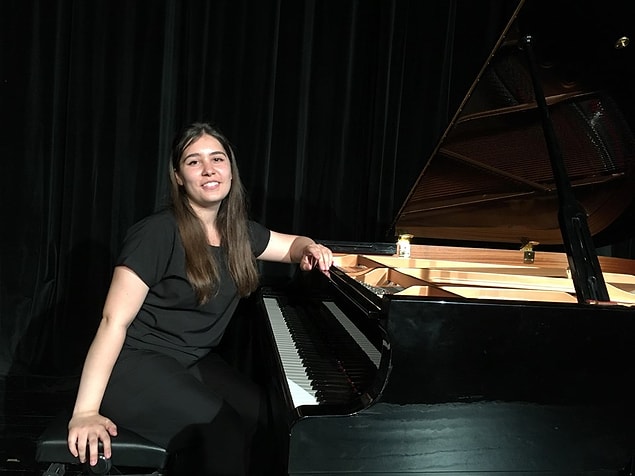 'Chopin Nocturne Op. 27 No.1 ve Adnan Saygun Etude Op. 38 No.1' adlı eserleri seslendiren Damla Koşar birinci oldu.