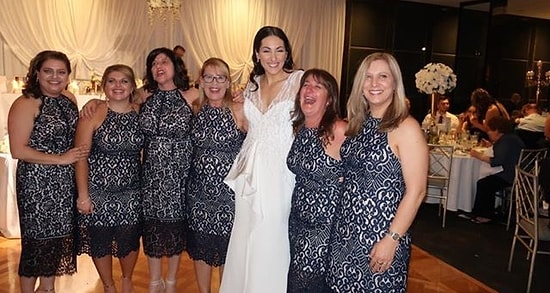 Вот это совпадение: 6 женщин случайно пришли на свадьбу в одинаковых платьях