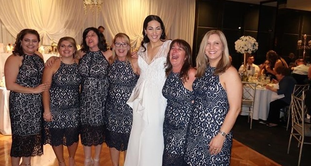 Вот это совпадение: 6 женщин случайно пришли на свадьбу в одинаковых платьях