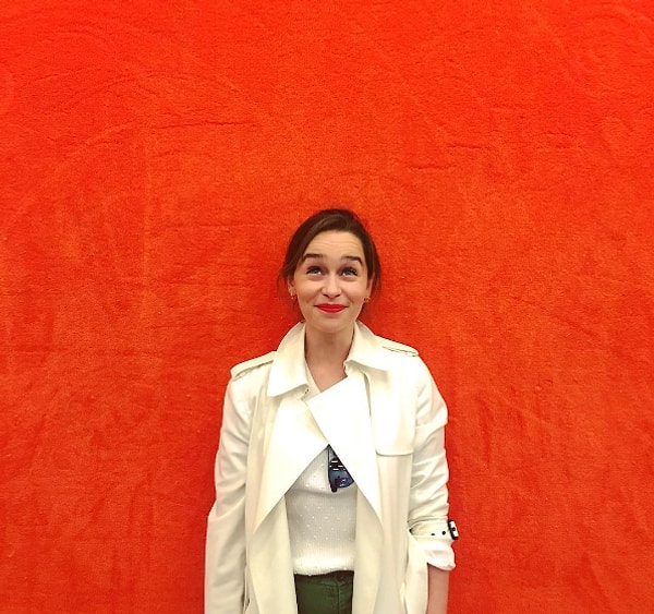 1. Как вы, вероятно, уже знаете, несмотря на то, что она играет платиновую блондинку Дейенерис, в реальной жизни Эмилия Кларк - брюнетка.