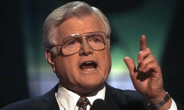 5. Тед Кеннеди, сенатор США, съехал на машине с пассажиром с моста прямо в воду, вылез из автомобиля, покинул место происшествия, вернулся в номер отеля, лег спать и в течение 9 часов не сообщал в полицию о случившемся. Пассажир утонул, а Тед был приговорен к 2 месяцам заключения, и то условно.