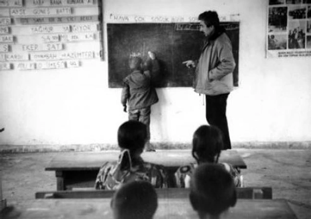 1964-1966 yılları arasında Muş'un Malazgirt ilçesinin en uzak köylerinden biri olan Fenek'te öğretmenlik yaptı.