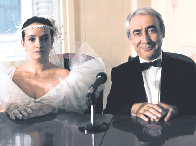 Taşlamalarla dolu, eleştiri filmi diyebileceğimiz Arabesk ve Amerikalı filmlerinde rol aldı.
