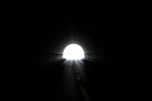 Tünelin sonundaki beyaz ışık sorulduğunda ise Dr. Shaw, "tünel görüşü"nü beyne yeterince kan iletilememesinin bir yan etkisi olarak açıklıyor.