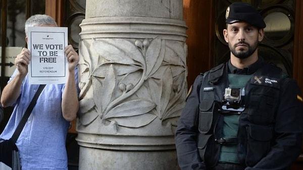 Bugün sabah ise mahkeme kararını tanımayan Katalan hükümetine polis tarafından operasyon düzenlendi.