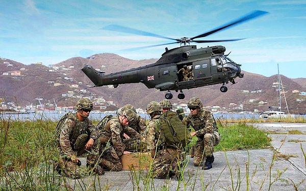 İngiliz Virgin Adaları'nda acil yardıma helikopterle gitmeyi bekleyen askerler.