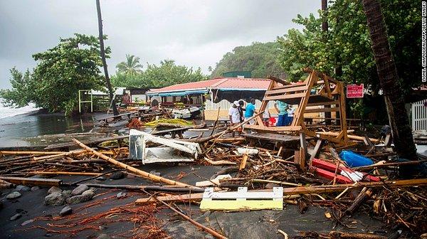 Maria Kasırgası'nın etkisi cumartesi gününe dek şiddetli bir şekilde devam edecek. Karayipler'in birçok adasında olağanüstü hal durumu devam ediyor.