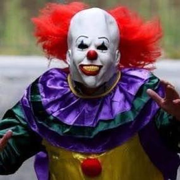 3. Одну девочку чуть было не схватили три клоуна.