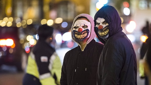 7. Кстати, напуганные местные жители обещают отомстить клоунам за их действия.