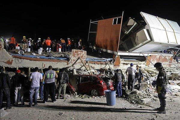 Colonia Obrera adlı bölgede depremden önce 4 katlı bir bina olan bu enkazdan kurtarma çalışmaları başlamış...