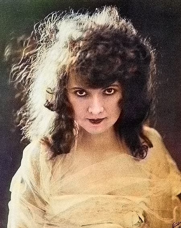 12. Фанни Уорд висела вниз головой, чтобы замедлить процесс старения.