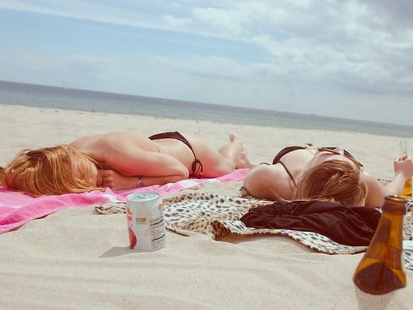 Наслаждаться жизнью и жить одним днем.