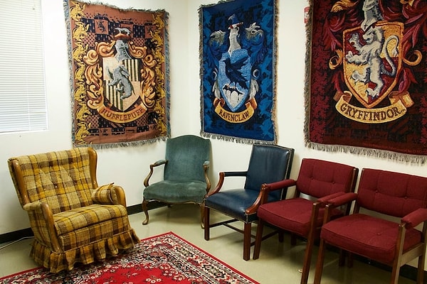 6. Ах да, еще есть маленький уголок с удобными креслами, распределенными по факультетам.