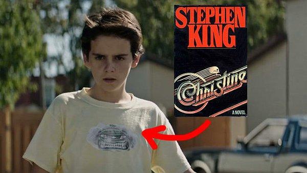 9. Eddie öfkeli araba resimli t-shirt giymiştir. Bu sahne doğa üstü arabayı konu alan Stephen King romanına atıftır.