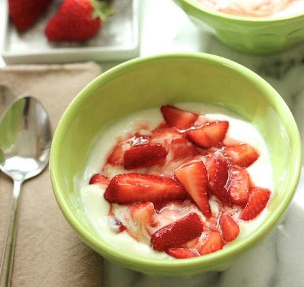 6. По вечерам Бонни перекусывает натуральным греческим йогуртом с клубникой и говорит, что и не думает возвращаться к поеданию сыра в огромных количествах.