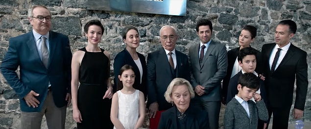 Mazhar Kozanlı’yı canlandıran Şener Şen’e; Rutkay Aziz, Çiğdem Selışık Onat, Tilbe Saran, Ruhsar Öcal, Nihal Yalçın, Mert Fırat, Defne Kayalar ve daha pek çok ünlü oyuncu eşlik ediyor.